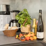 Deluxe For 5 - 2 Bedrooms - Free Private Parking - 5 Min To Slopes - Terrace